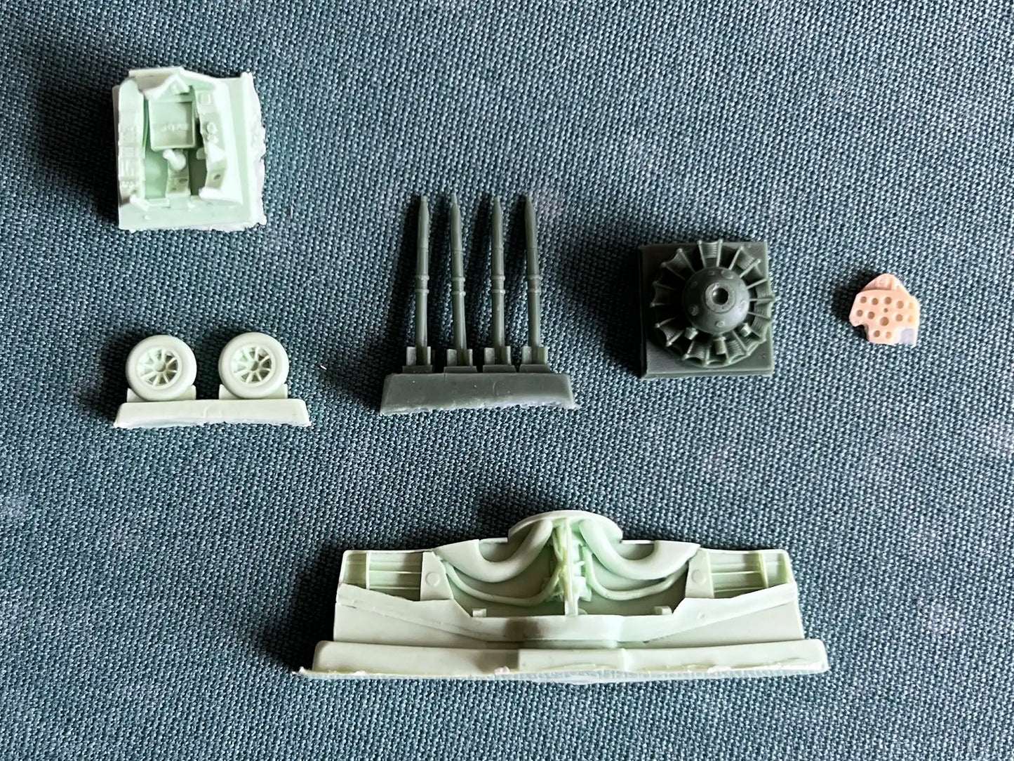 Art Model AM 7201 resin parts
