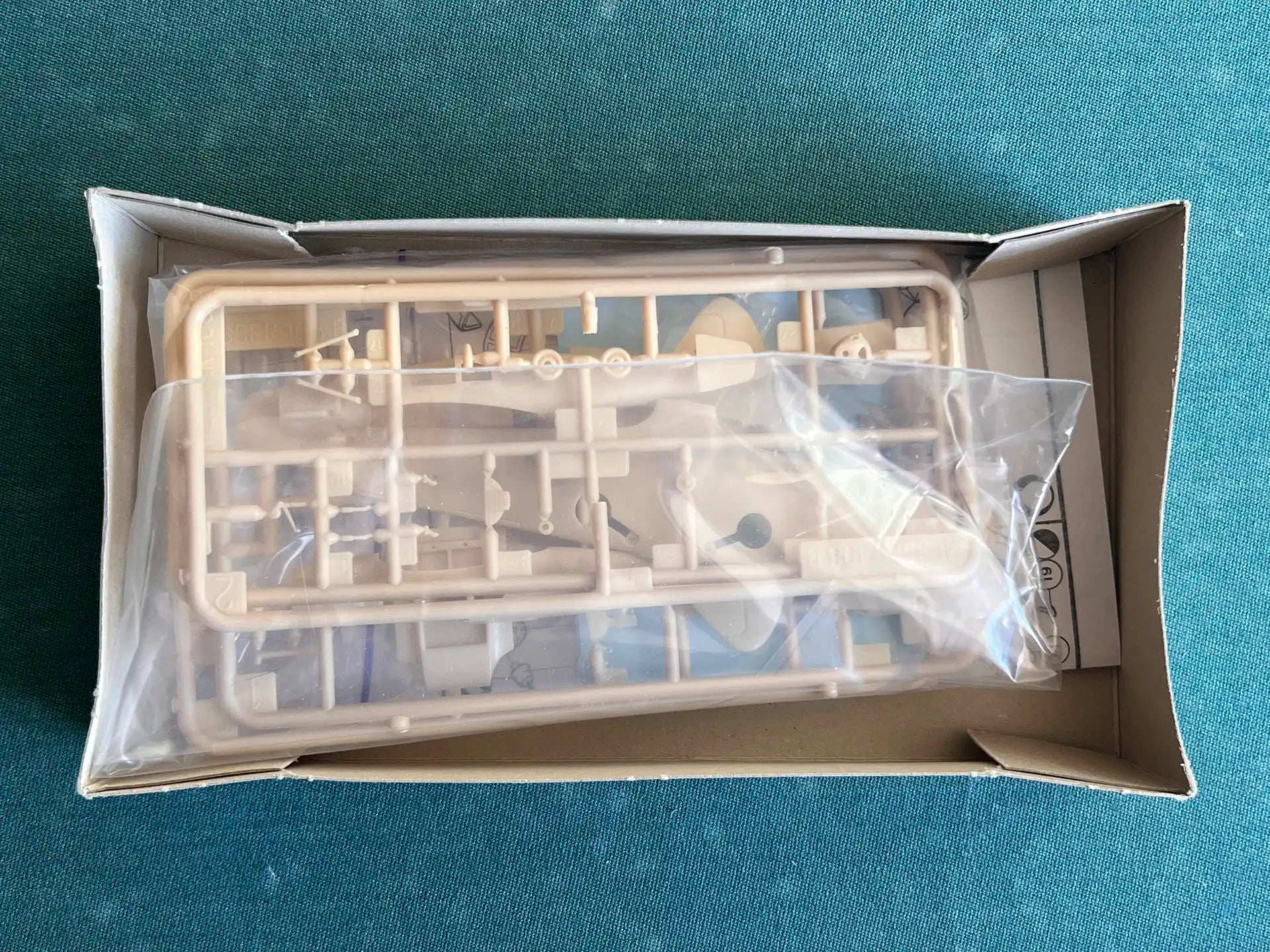 Heller 80231 box contents